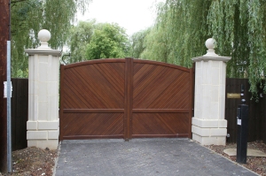 Aluminium gate with wiid effect finish