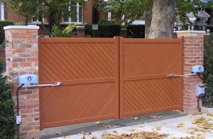 Aluminium gates automated with articulated arm gate motors
